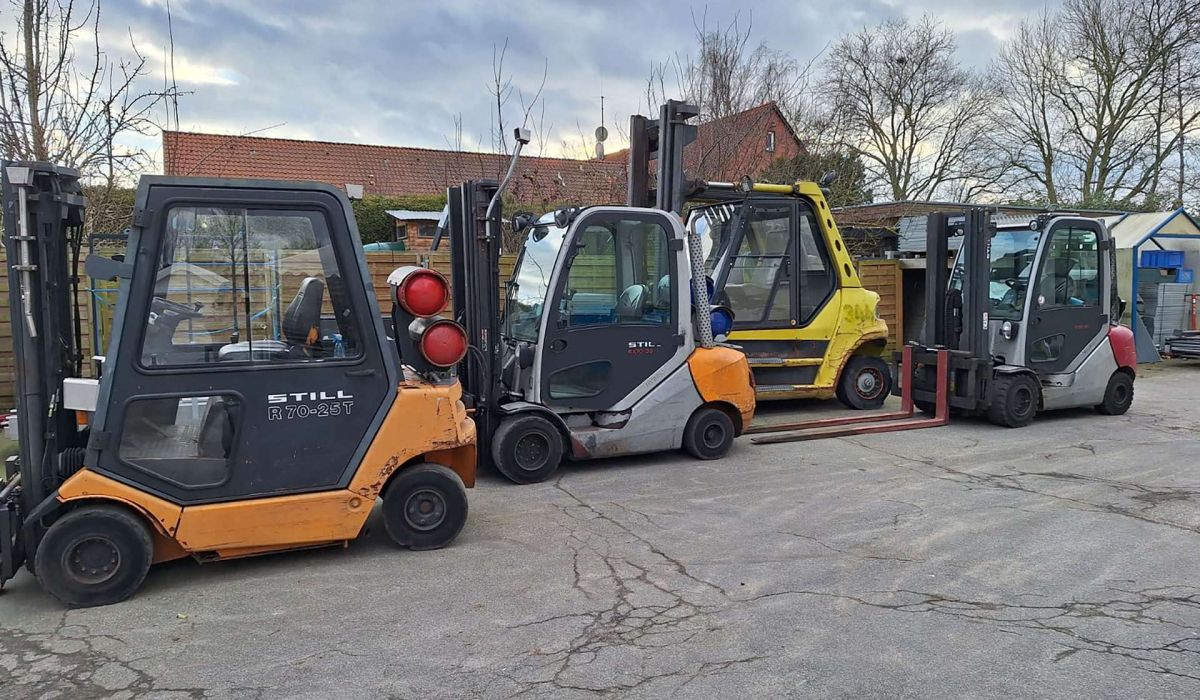 Baustellenfahrzeige auf Hof