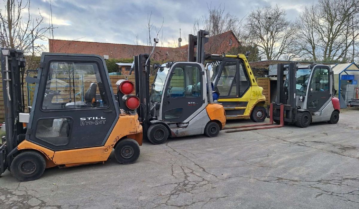 Bagger Fahrzeuge auf Hof